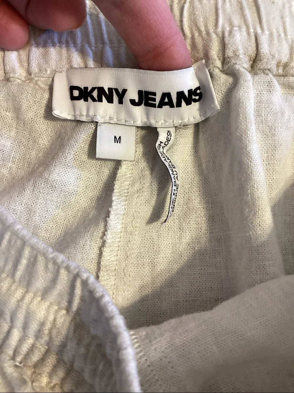 DKNY jeans cream and tan linen blend cropped pants. Women’s size medium